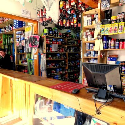 Interior de tienda Elgueta & Vásquez con atención al cliente y productos organizados en estanterías