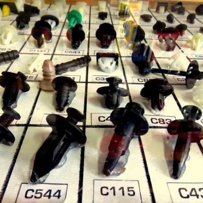 Exhibición de grampas automotrices plásticas organizadas por código y forma, para fijaciones interiores