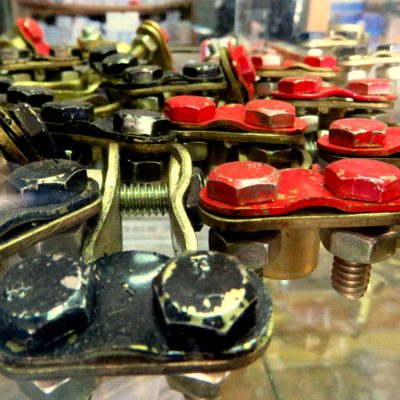 Bornes de batería metálicos en vitrina, disponibles en variedad de colores y formatos