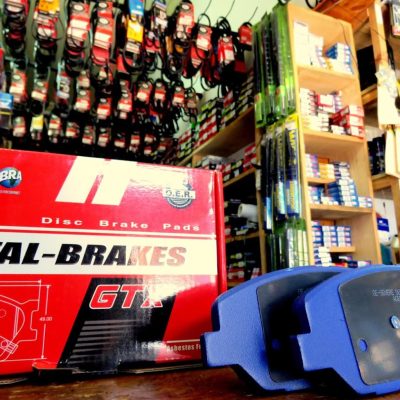 Caja y pastillas de freno Ital-Brakes GTX sobre mesa en tienda Elgueta & Vásquez