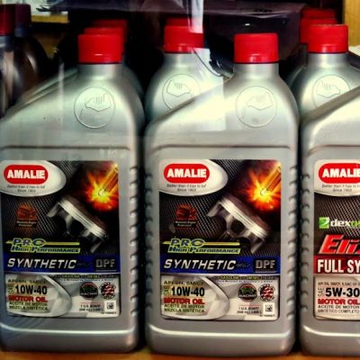 Botellas de aceite sintético Amalie 10W-40 y 5W-30 exhibidas en vitrina de tienda de repuestos