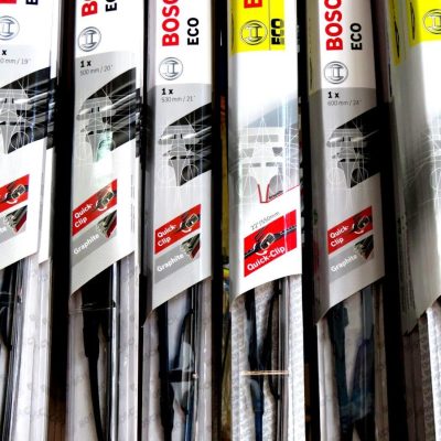 Escobillas limpiaparabrisas Bosch Eco en distintas medidas y modelos colgadas en exhibidor