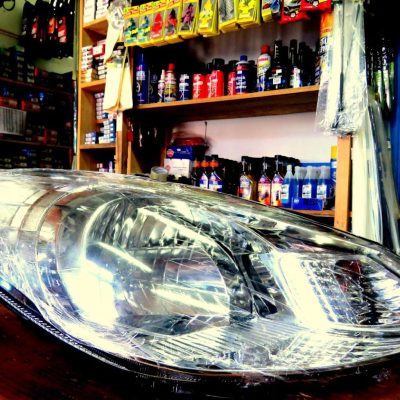 Kit removedor de rayas Getsun y sellador Permatex para estanques de combustible, exhibido en tienda automotriz
