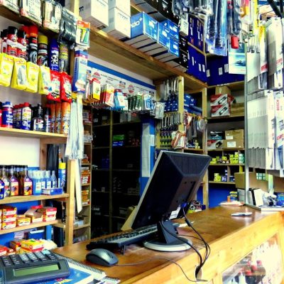 Mostrador de atención con productos como aditivos, escobillas, ambientadores y herramientas en tienda Elgueta & Vásquez