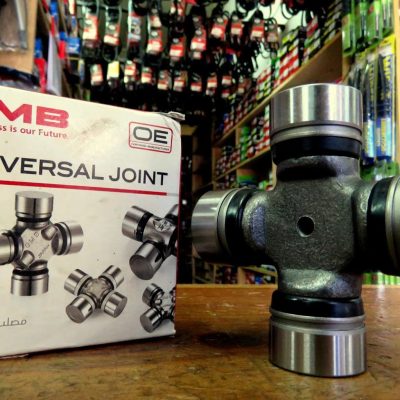 Cruceta GMB Universal Joint junto a su caja, repuesto disponible en tienda automotriz de Valdivia