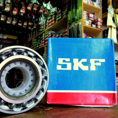 Rodamiento de bolas SKF junto a su caja azul, disponible en Elgueta & Vásquez Valdivia