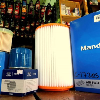 Filtros de aceite y aire Mando y Hyundai en vitrina de repuestos automotrices
