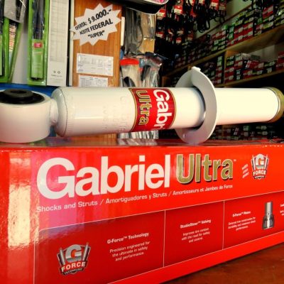 Amortiguador Gabriel Ultra exhibido con su caja en local de repuestos en Valdivia