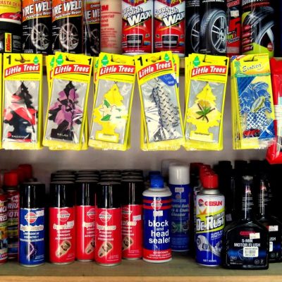 Aromatizantes Little Trees y productos de limpieza automotriz exhibidos en estantería