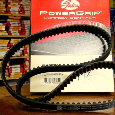 Correa dentada Gates PowerGrip sobre caja en tienda de repuestos automotrices en Valdivia