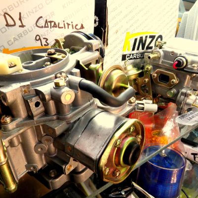 Carburadores Kinzo nuevos en vitrina, ideales para vehículos a gasolina, disponibles en Repuestos Elgueta & Vásquez